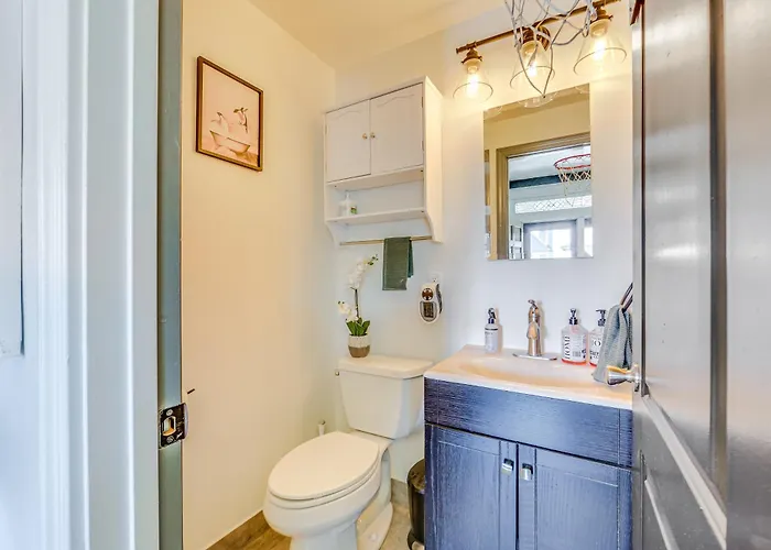 Dog-friendly Home, 3 Mi To Downtown!