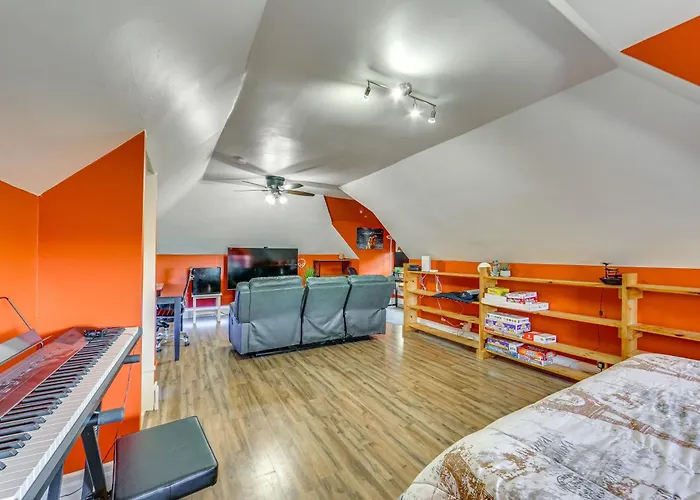 Ferienhaus Dog-friendly Home, 3 Mi To Downtown!